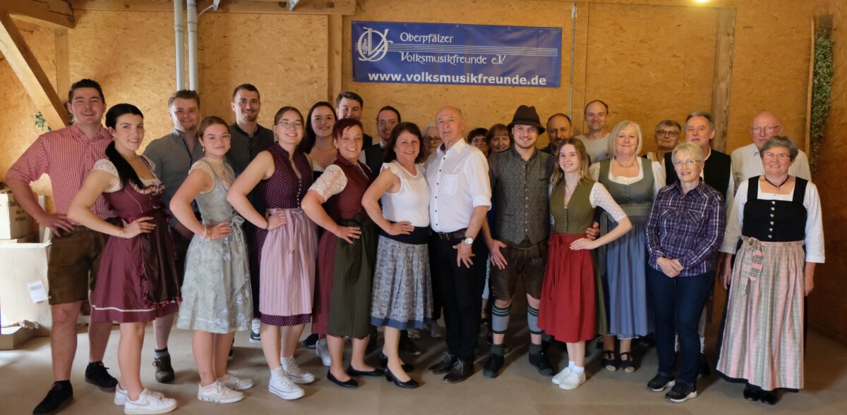 Generationenübergreifend: Der Volkstanz lebt im Flosser Amt