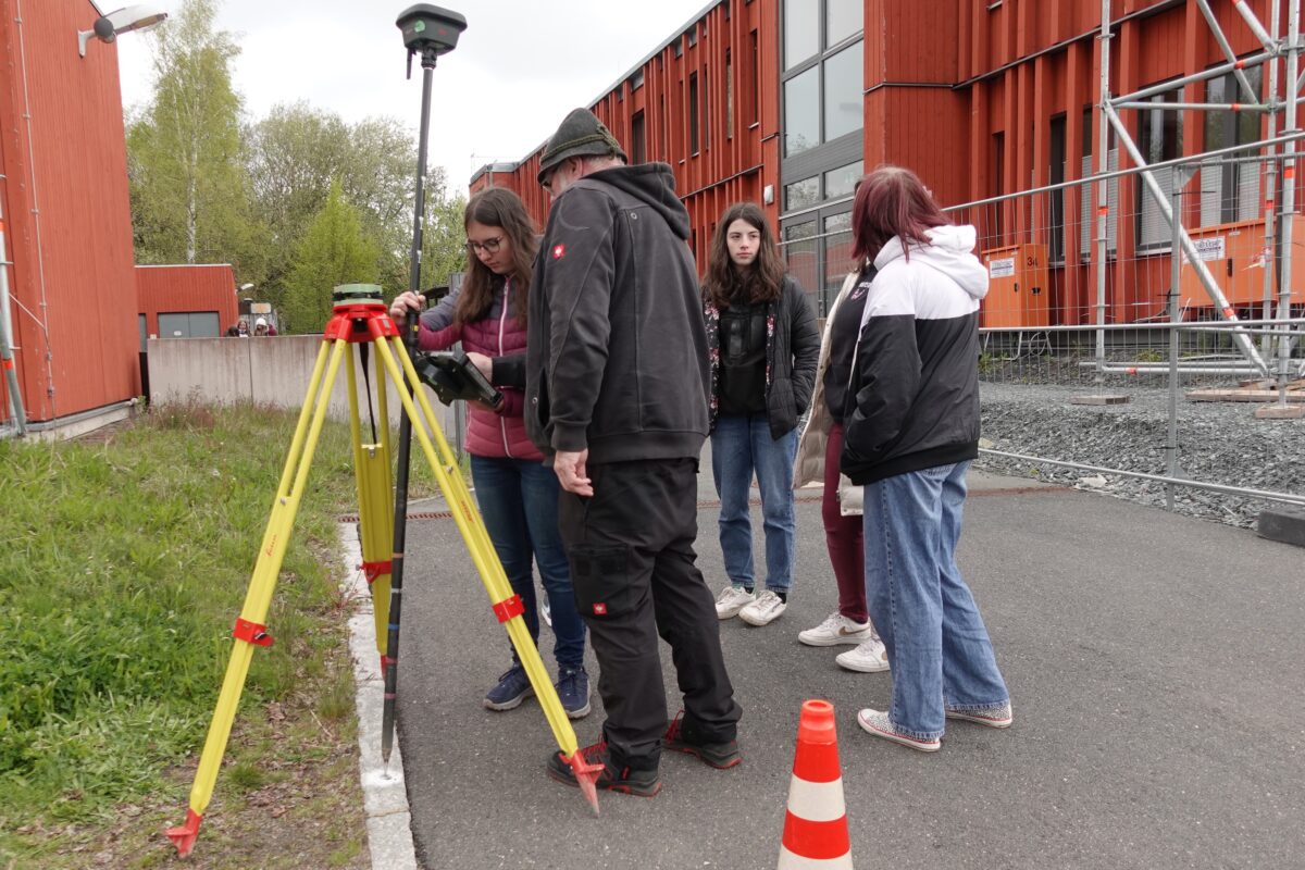 Girls‘ Day: Gestalten, Messen und Erleben am ALE Oberpfalz