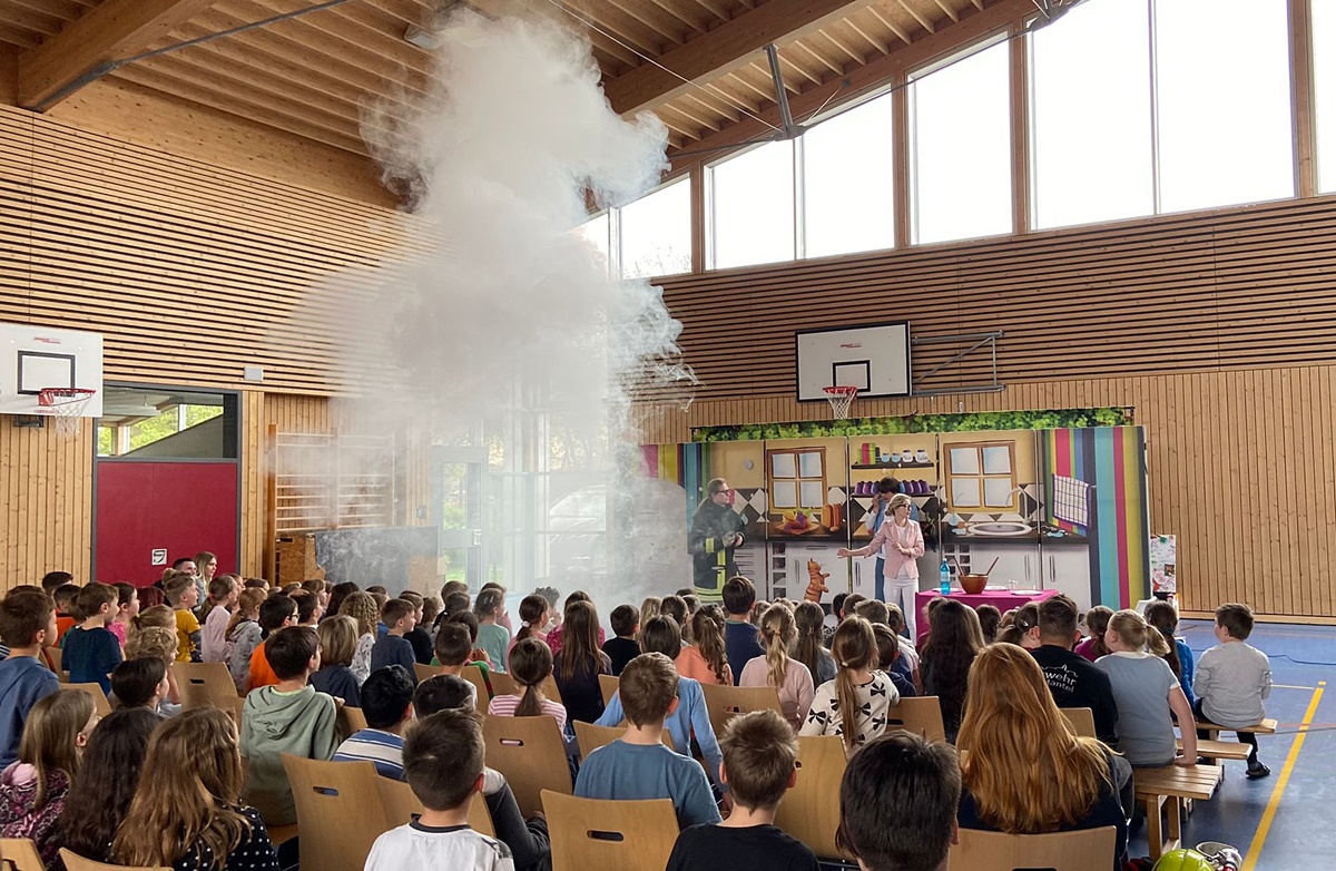 Brandschutztheater „Marco und das Feuer“ an der Schule Mantel