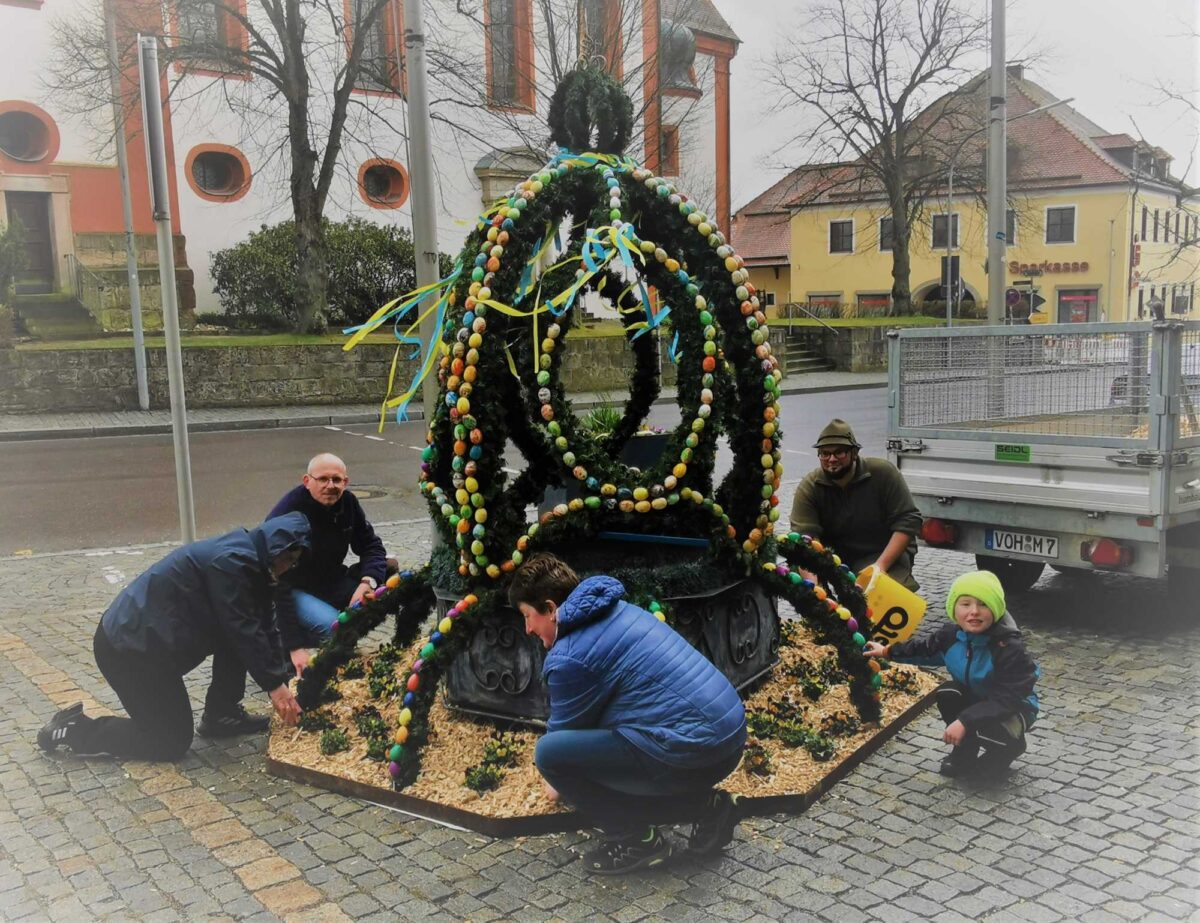 Osterkrone und Zoiglbrunnen schmücken Eslarn
