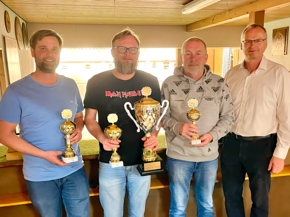 Die Fischer angeln sich den Pokal beim Vergleichsschießen der Vereine