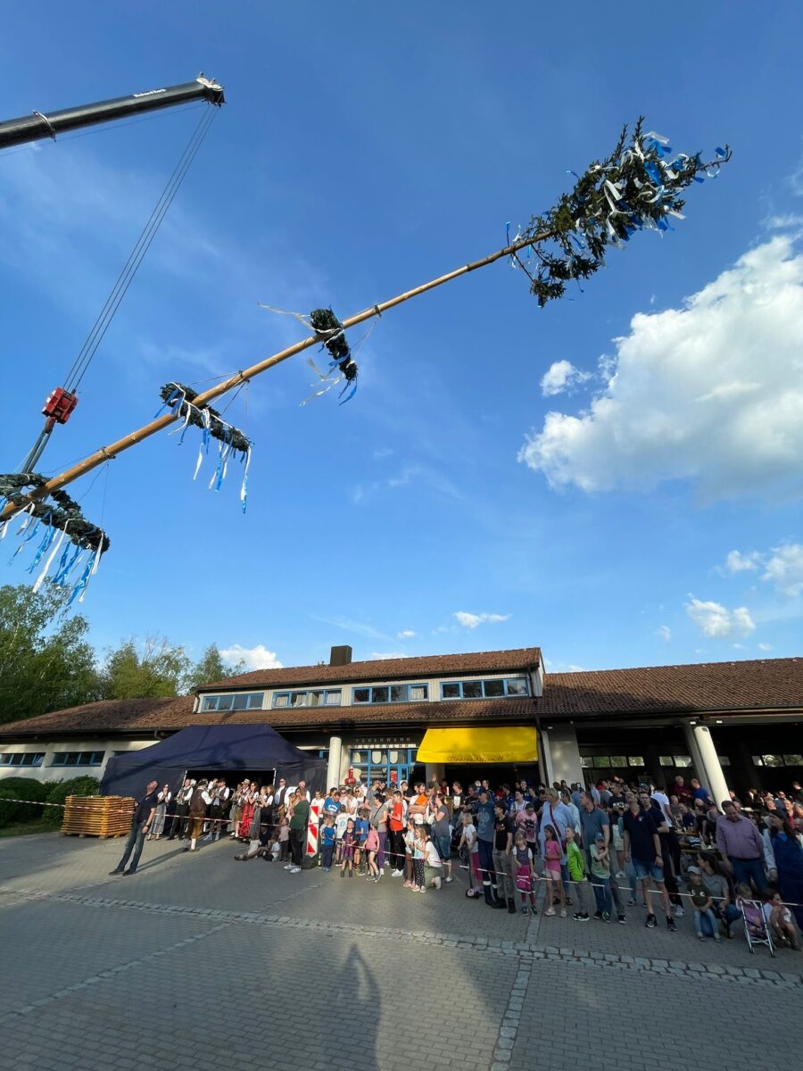 Weiherhammer feiert Maibaumfest mit Rekordbesuch