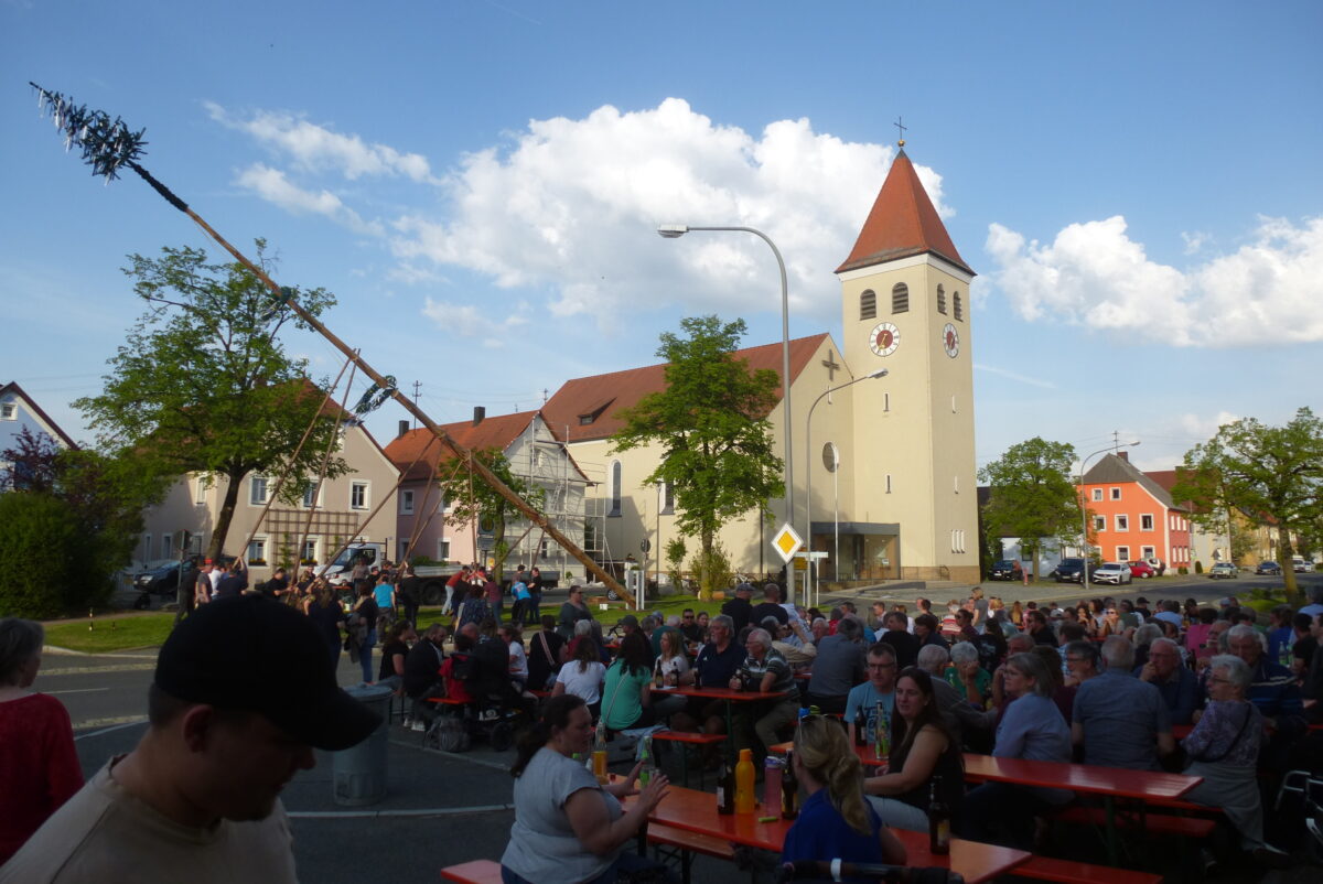 Maibaum in Kaltenbrunn: Traditionell und mit Fehlgriff
