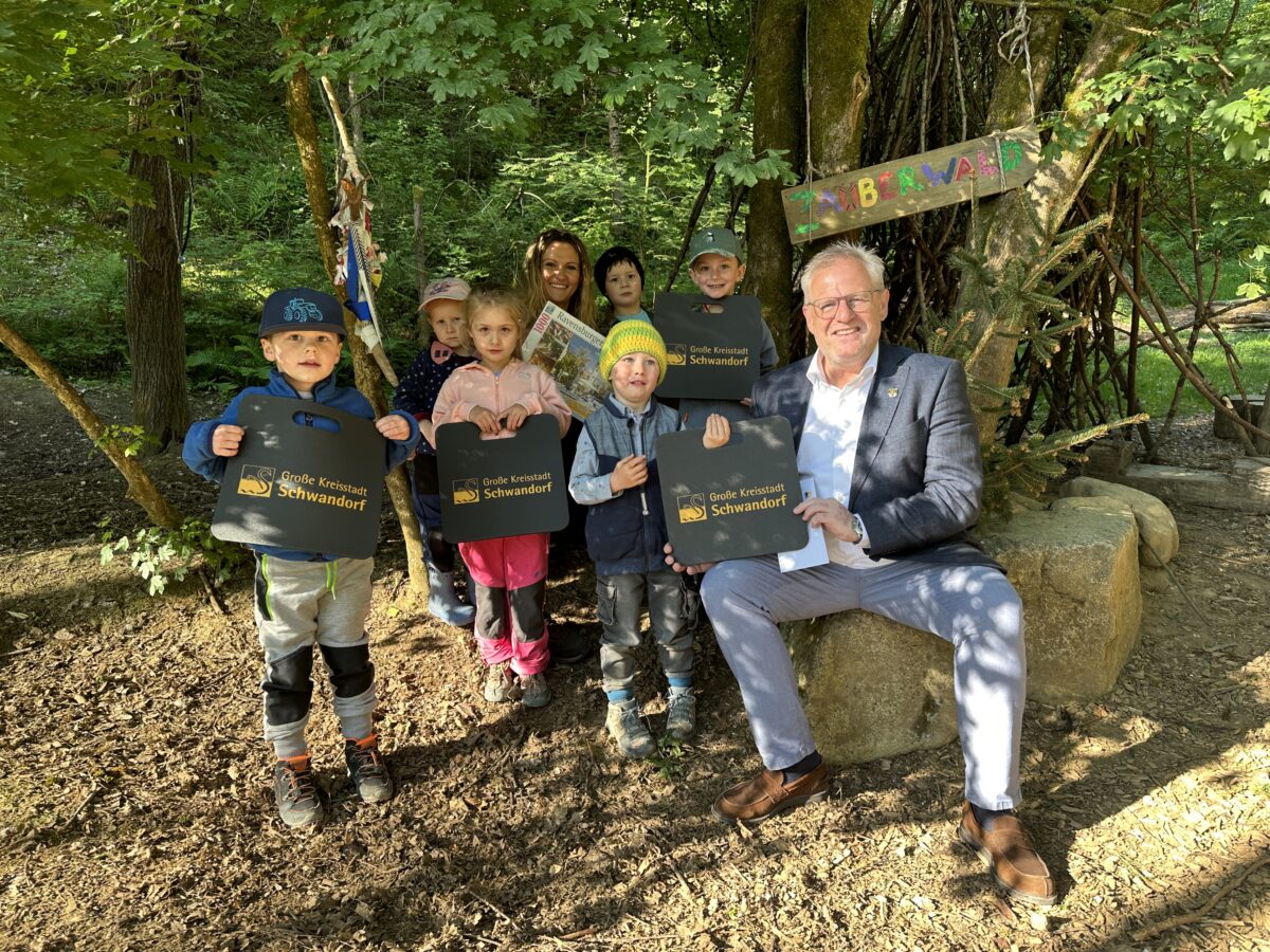 Internationaler Tag der Kinderbetreuung: Oberbürgermeister besucht Waldkindergarten „Schwanenkinder“