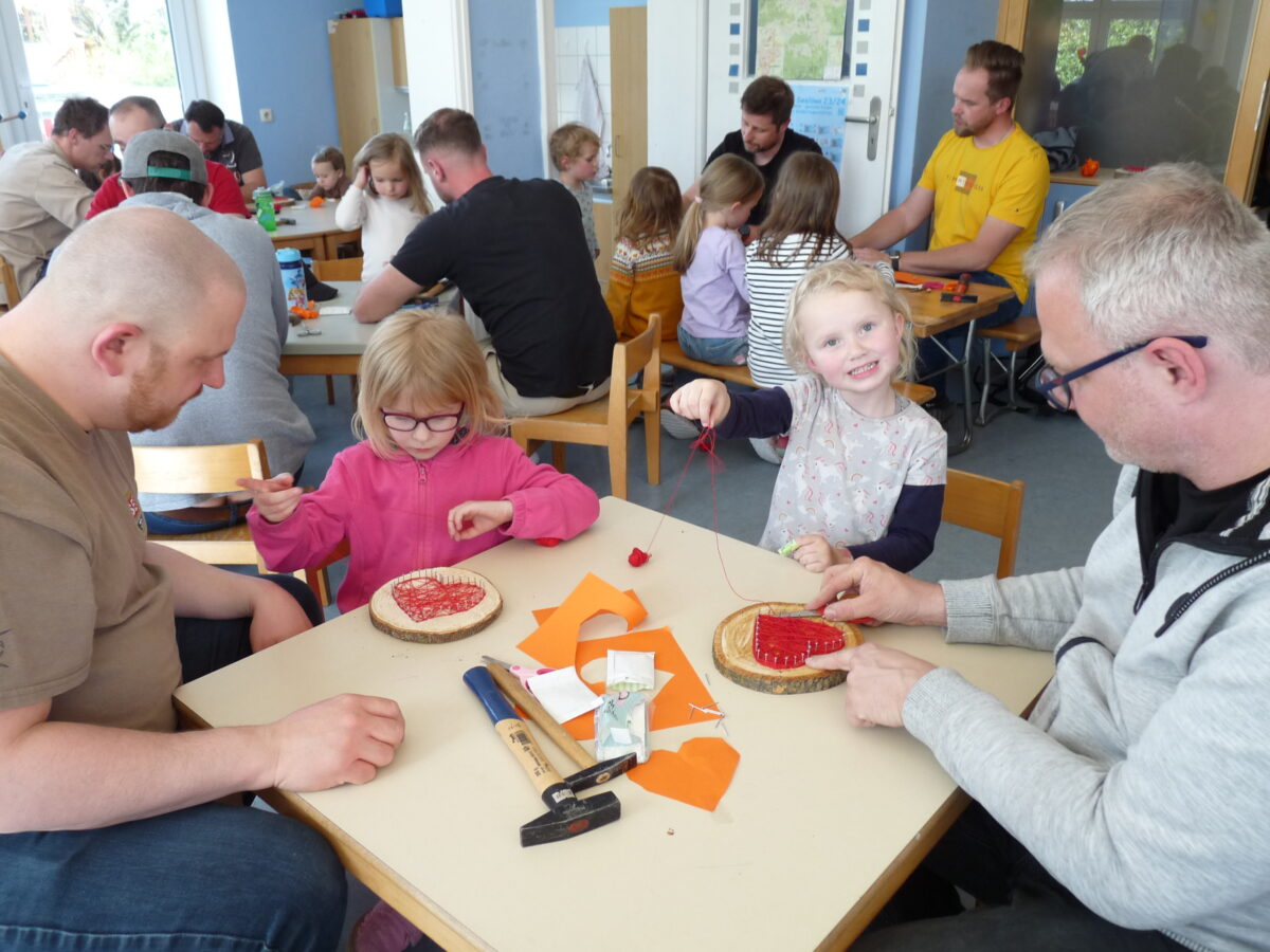 Bastelnachmittag zu Ehren der Mütter im Johanniter-Kinderhaus