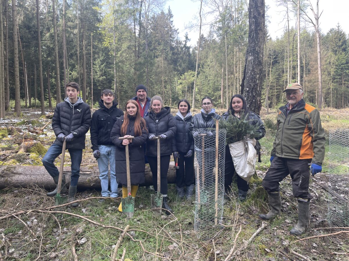 Für die Natur und das Gemeinschaftsgefühl: ATU-Azubis pflanzen Bäume