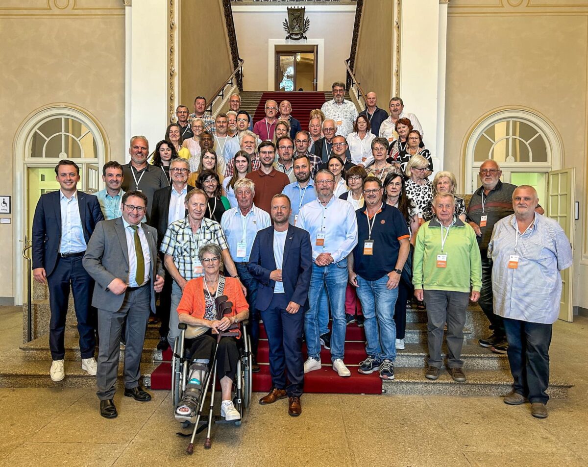 Bernhard Heinisch empfängt erste Besuchergruppe aus der Heimat
