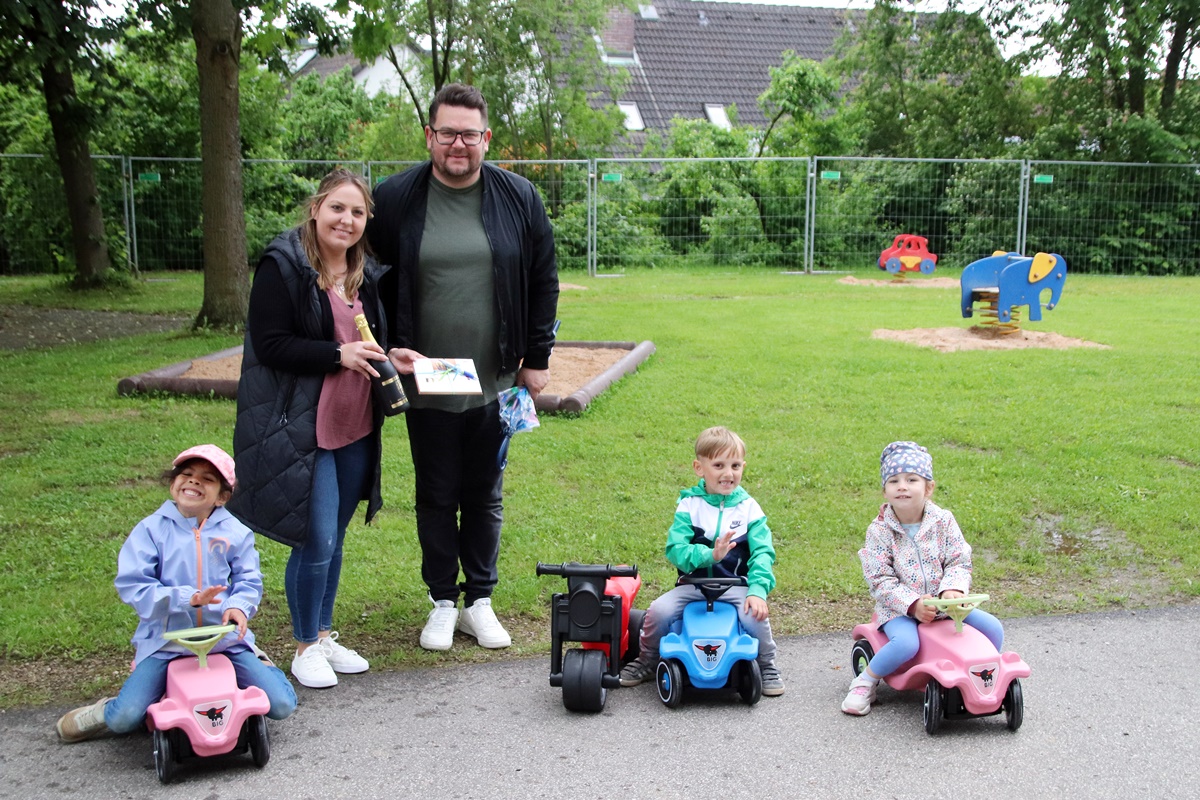 Unternehmen spendet Bobby Cars für Städtischen Kindergarten