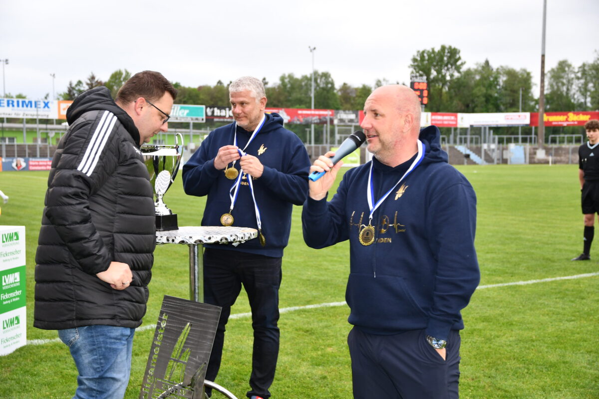 SpVgg SV Weiden nach dem Wiederaufstieg in die Bayernliga in Feierlaune