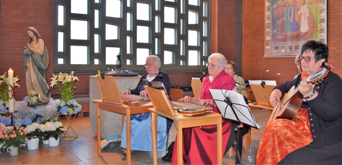 Maiandacht mit Zither- und Gitarrenklängen