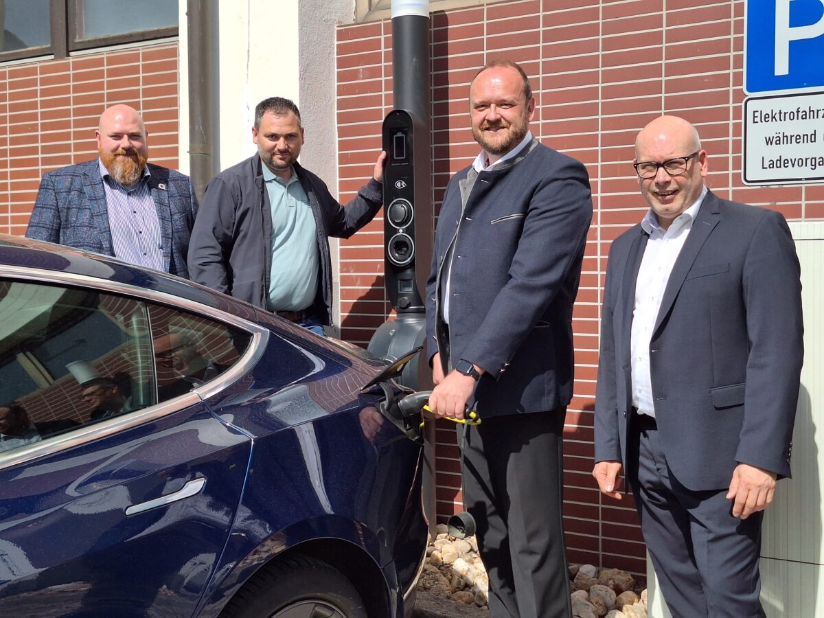 Erste Stromtankstelle in Oberwildenau eingeweiht
