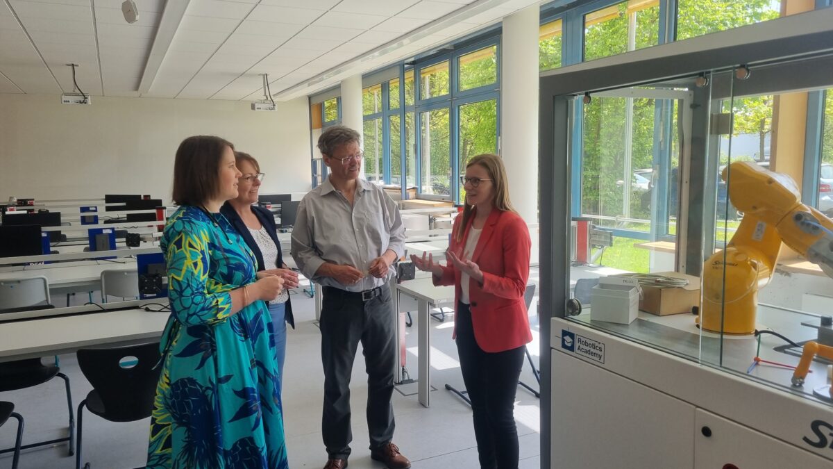 Bildungspolitikerinnen diskutieren Digitalisierung in Weiden