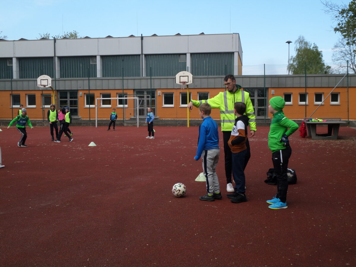 Grundschüler bereiten sich auf Fußballwettbewerb vor
