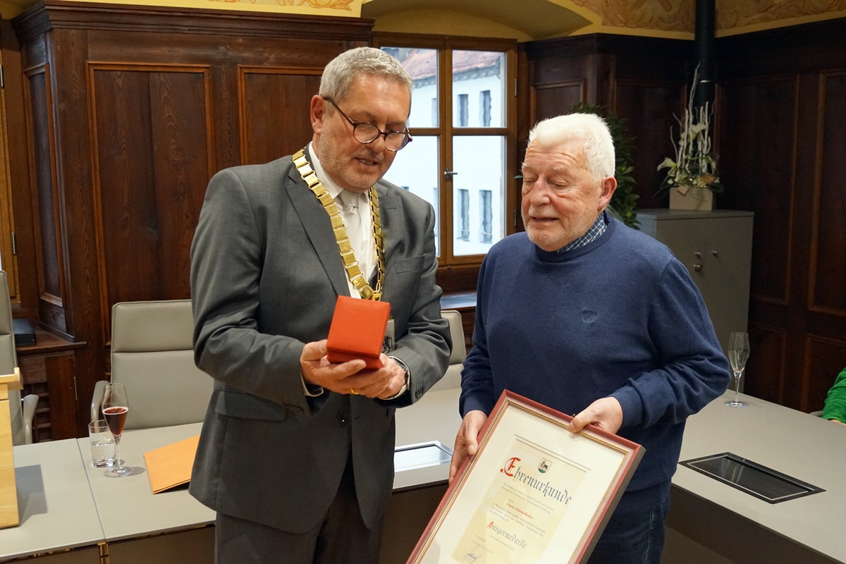 „Wassermann“ erhält die Auerbacher Bürgermedaille