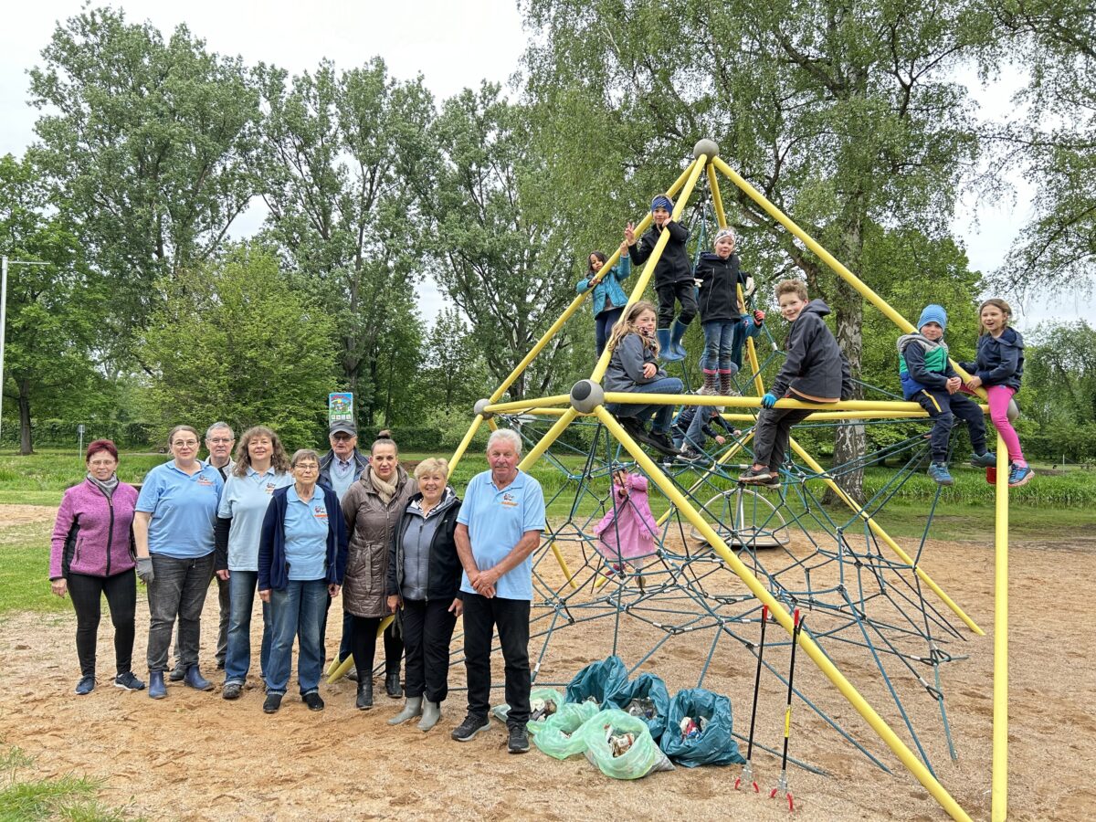 Gemeinsame Müllsammelaktion in Weiden für sauberes Stadtbad
