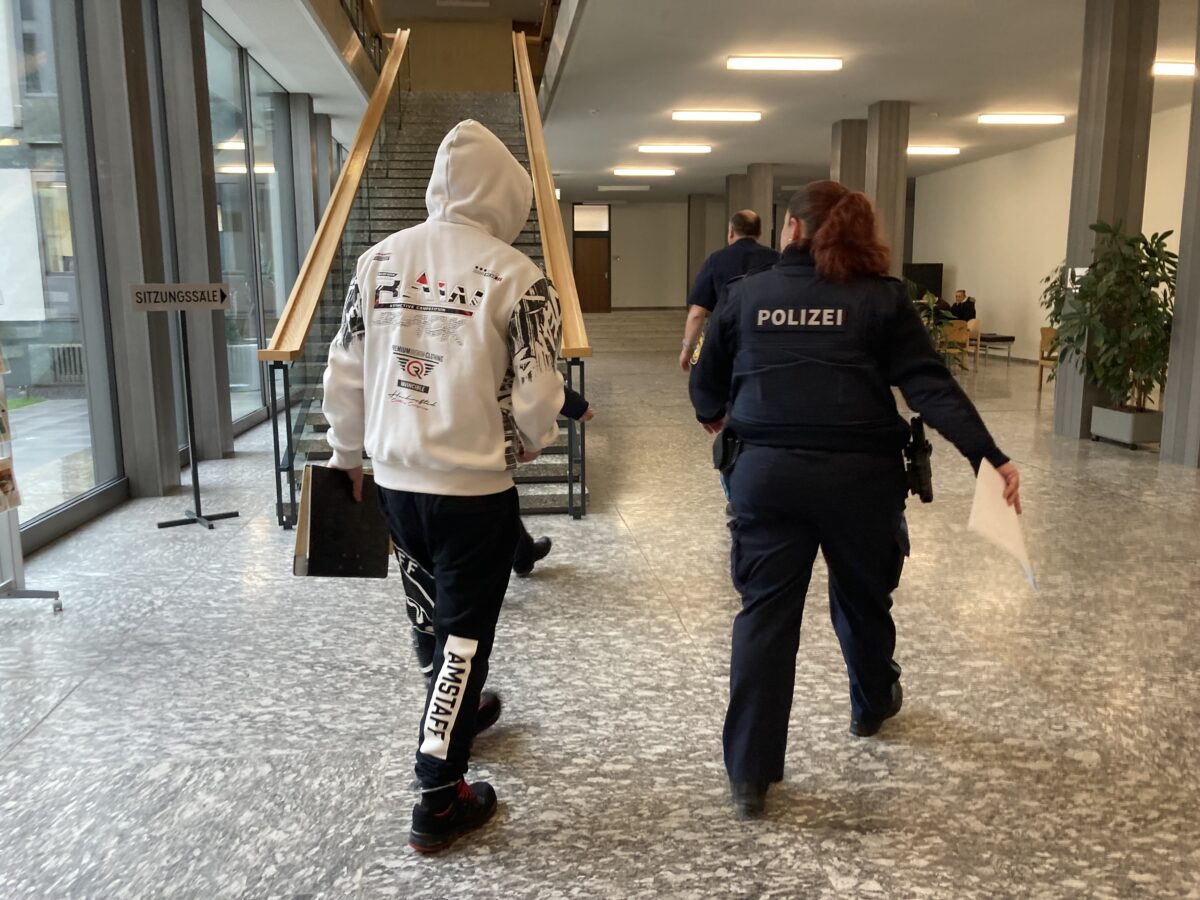Kinderpornografie: Angeklagter benutzt Stieftochter für Fotos