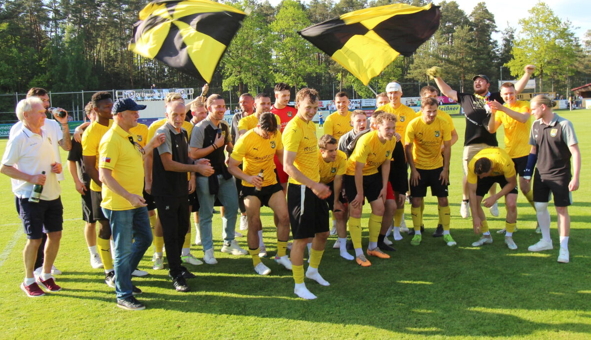 FC Amberg holt sich durch souveränen Sieg beim Verfolger Titel und Aufstieg