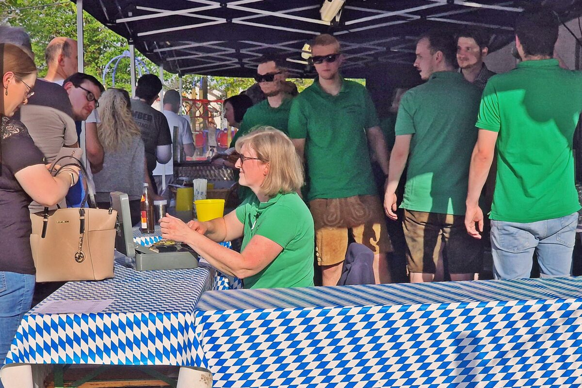 Maibaumfest lockt Weidener mit Tradition und Leckereien