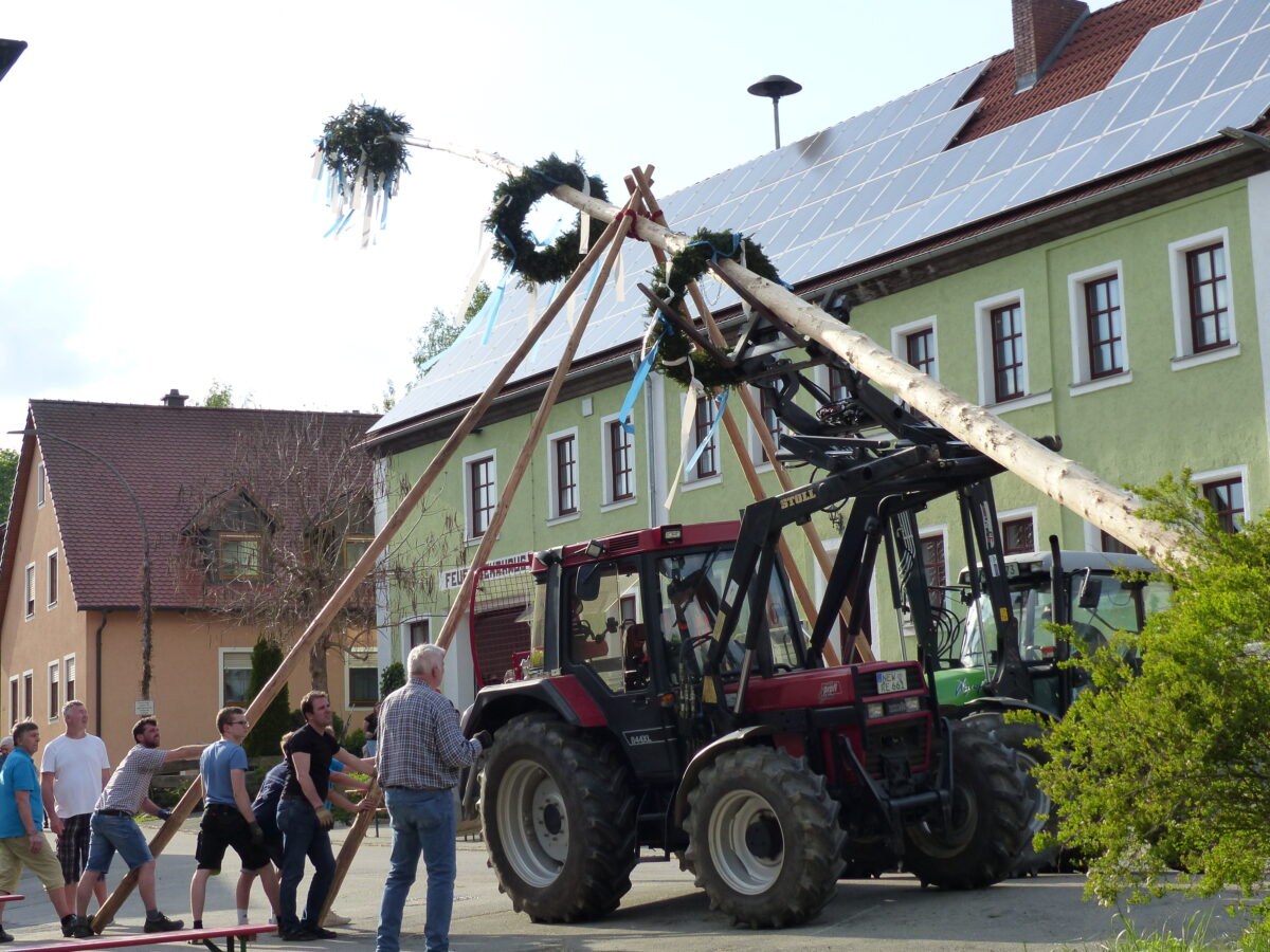 Döllnitzer Feuerwehr stellt Maibaum auf
