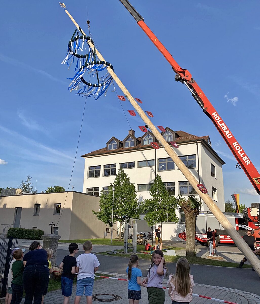 Schirmitz feiert Aufstellung des Maibaums