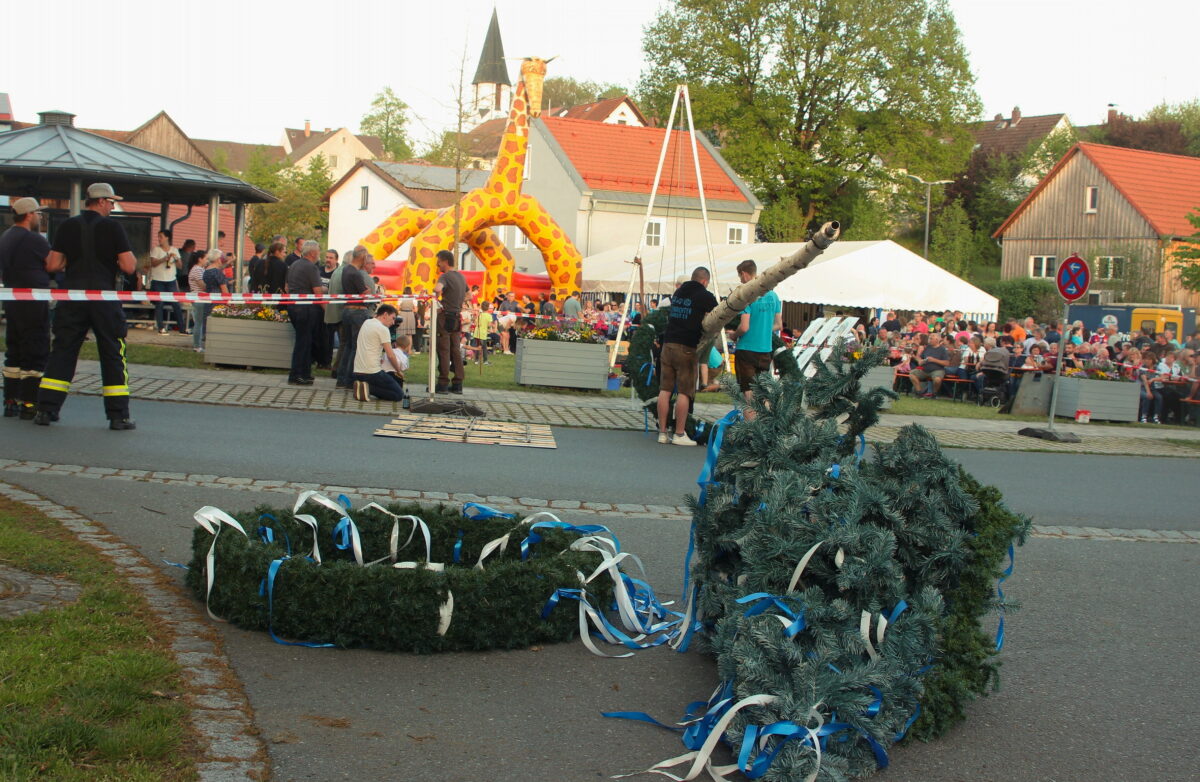 Etzenricht feiert traditionelles Maibaumfest