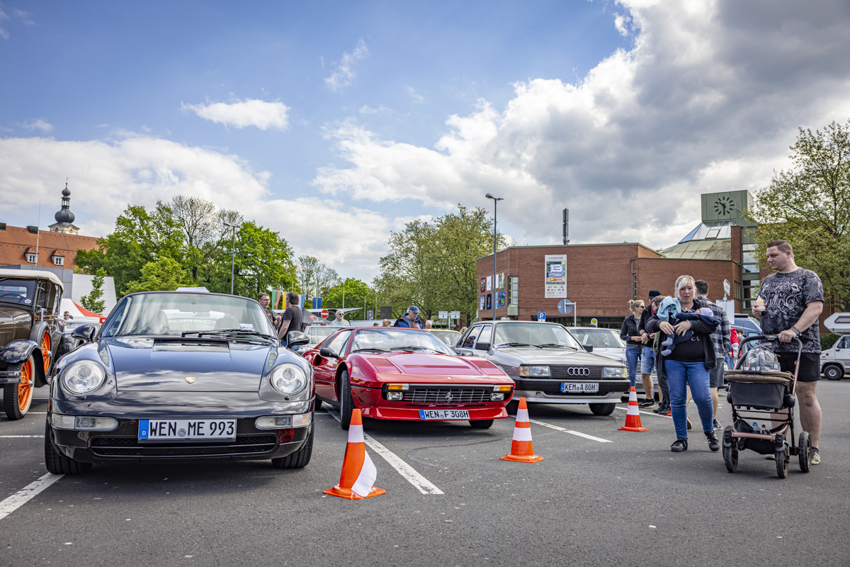 Autoliebhaber bestaunen am Vatertag über 250 Oldtimer in Weiden