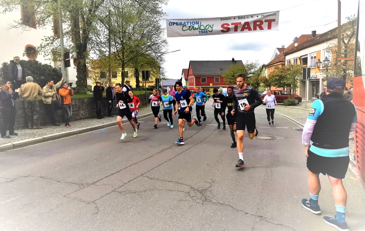 Musik, Sport und „Cowboys“ beim Staffellauf von Eslarn nach Hostouň