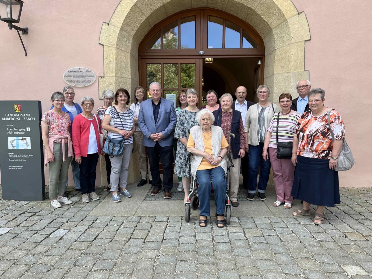 Pfarrhaushälterinnen auf Besuch im Landratsamt Amberg-Sulzbach