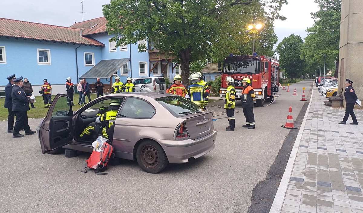 Abnahme der Leistungsprüfung „Gruppe im Hilfeleistungseinsatz“ in Pressath