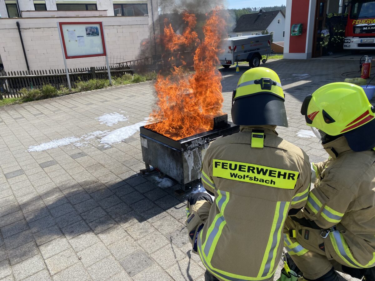 Feuerwehr trainiert Löschen mit Schaum