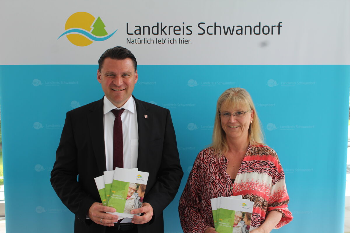 Wegweiser für Senioren des Landkreises Schwandorf aktualisiert