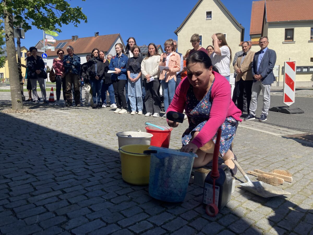 Schüler wollen Zeichen setzen: Erste Stolpersteine im Landkreis Neustadt/WN