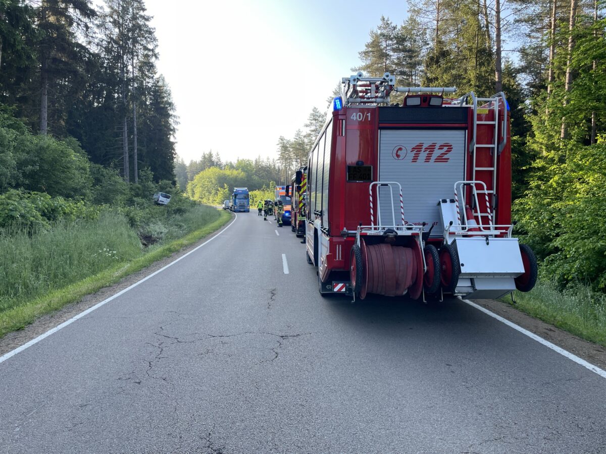 Zustellfahrzeug kam von der Fahrbahn ab