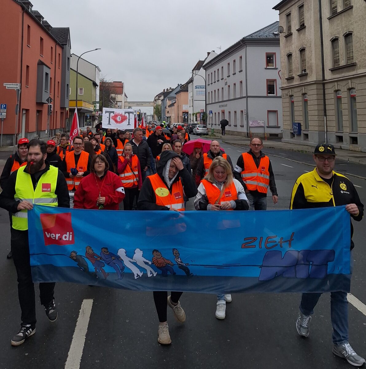 Gewerkschaft ver.di organisiert Demozug durch Weiden