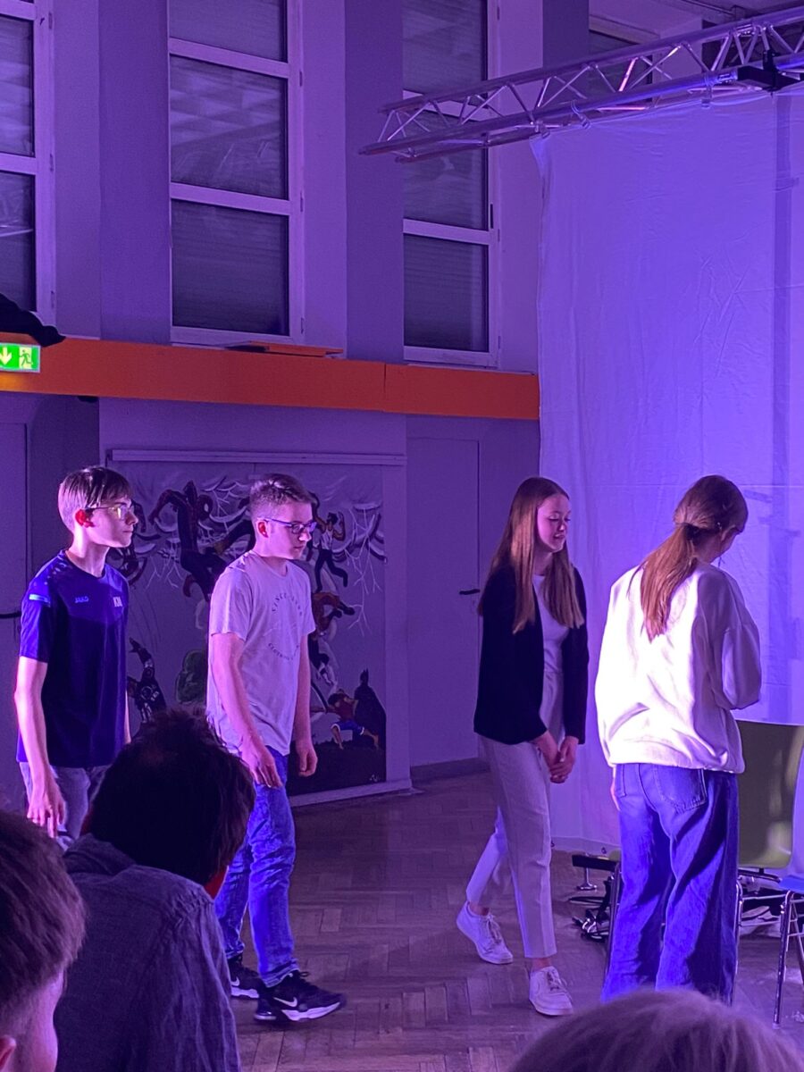 Theater im JuZ: Das Handy als Waffe?