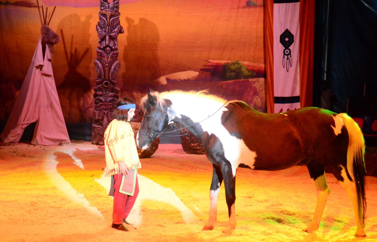 „Yakari und Kleiner Donner“ feiert auf dem Neuen Festplatz Premiere mit 300 Besuchern