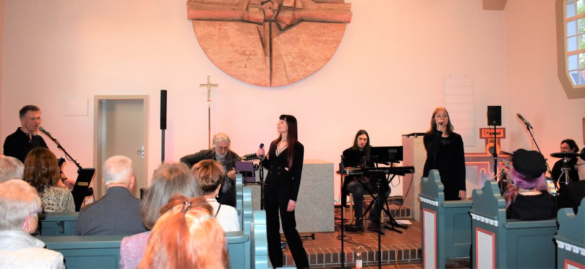 „Bella Donna“ in Michaelskirche: Klangmalerei, rockige Gitarren und Synthesizer