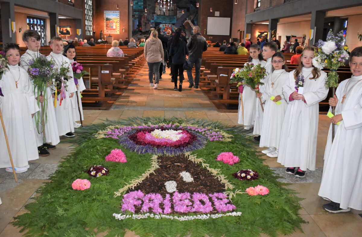 Keine Prozession, aber ein Blumenteppich in der Kirche