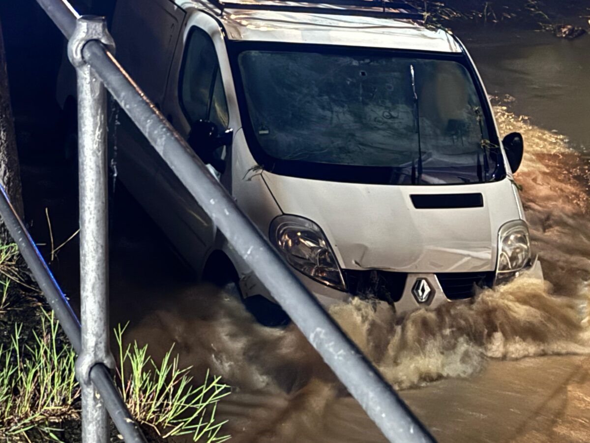 Unwetterchaos in Kastl – Marktplatz überschwemmt, Autos mitgerissen
