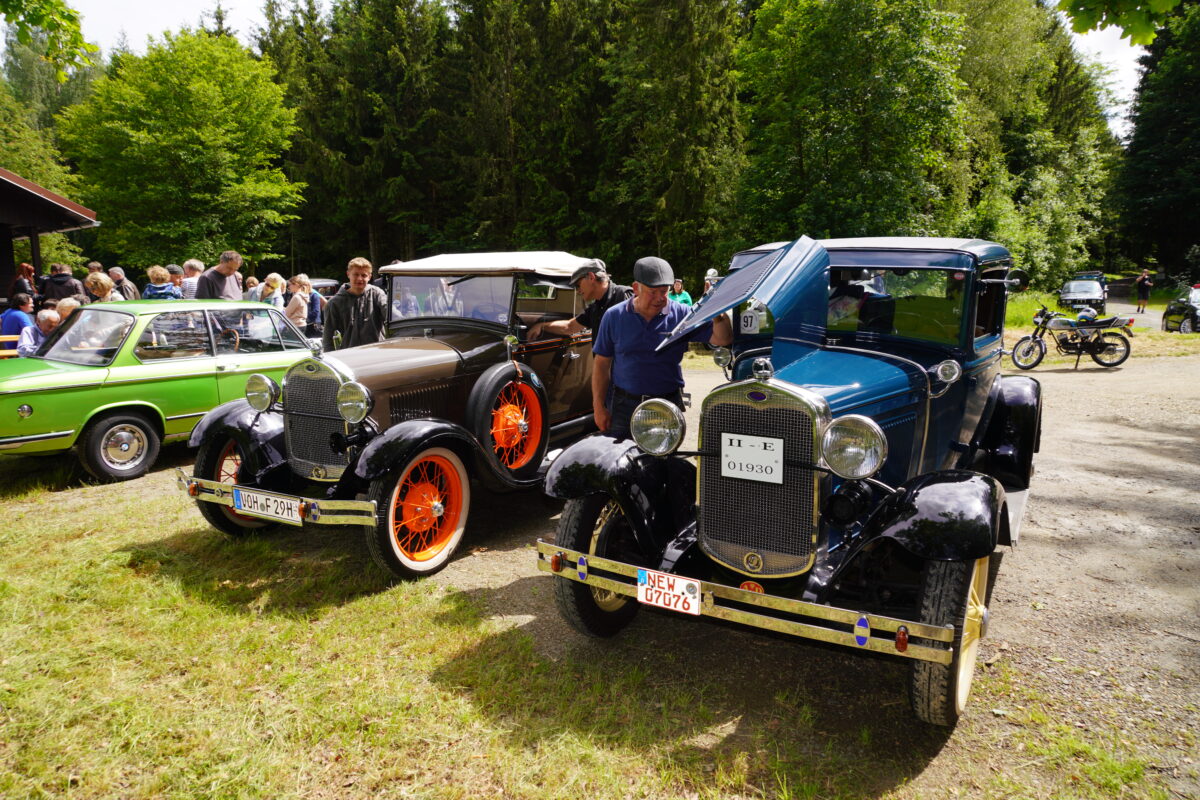Historische Fahrzeuge auf grenzüberschreitender Reise