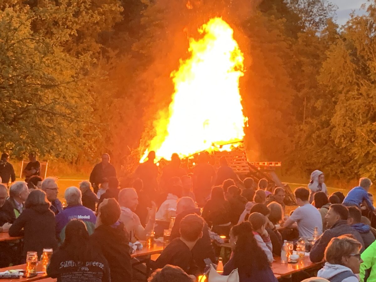 Johannisfeuer lodert in den Nachthimmel