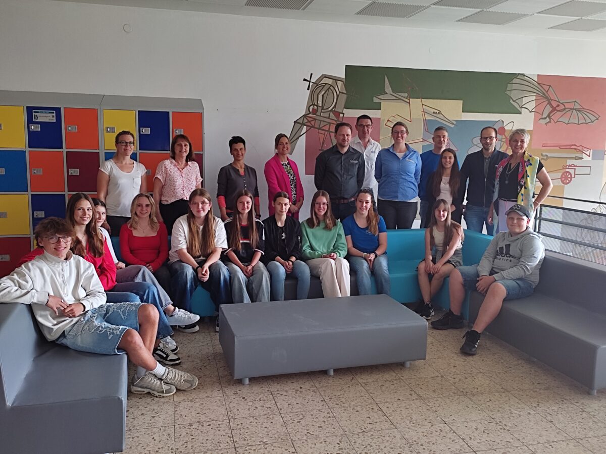 Zehntklässler der Realschule Vohenstrauß chillen auf Lounge-Möbeln