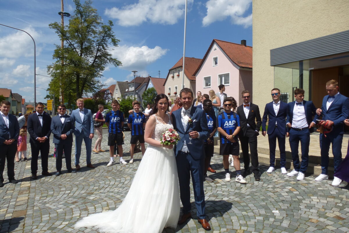 Christian und Annalena krönen mit kirchlicher Trauung ihre große Liebe