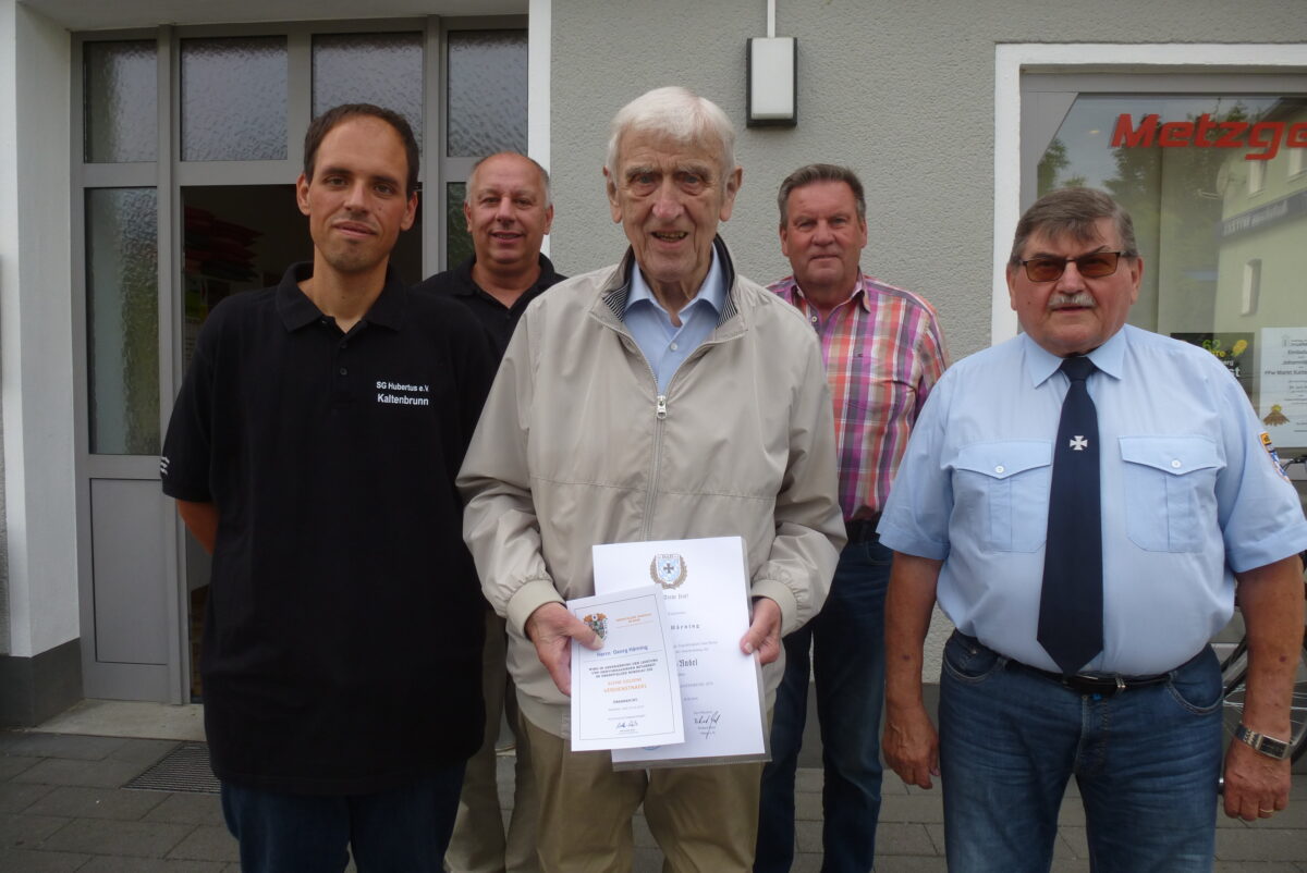Weiherhammer ehrt Altbürgermeister Härning