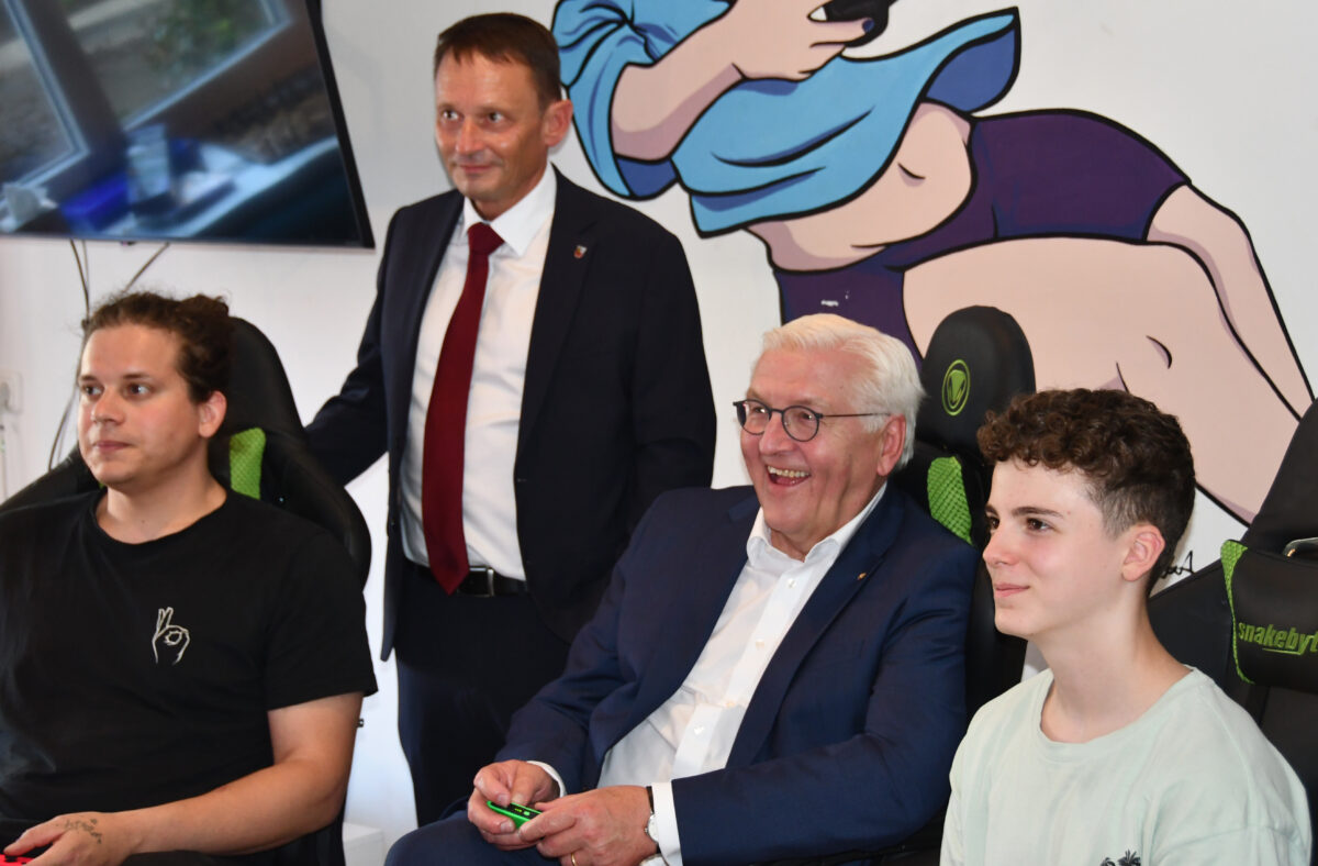 „Mario Kart“ mit dem Präsidenten: Steinmeier besucht Jugendtreff