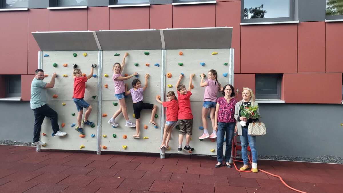 Spenden machen es möglich: Neue Boulderwand in Grundschule Luhe