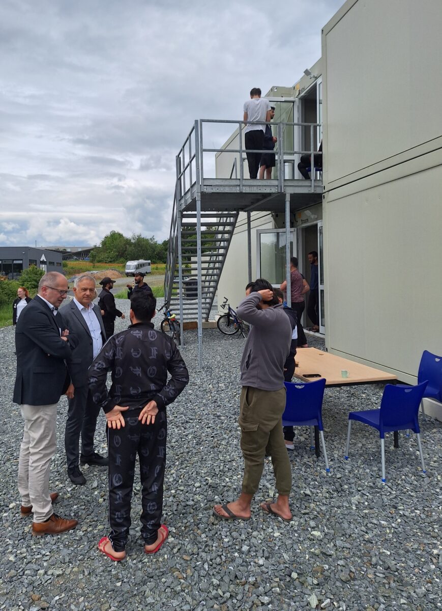 Landrat Grillmeier besichtigt Flüchtlingsunterkunft in Kemnath