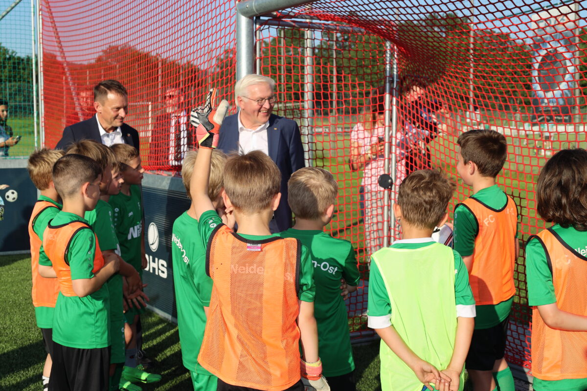 Bundespräsident besucht FC Weiden-Ost: Späße auf dem Fußballfeld