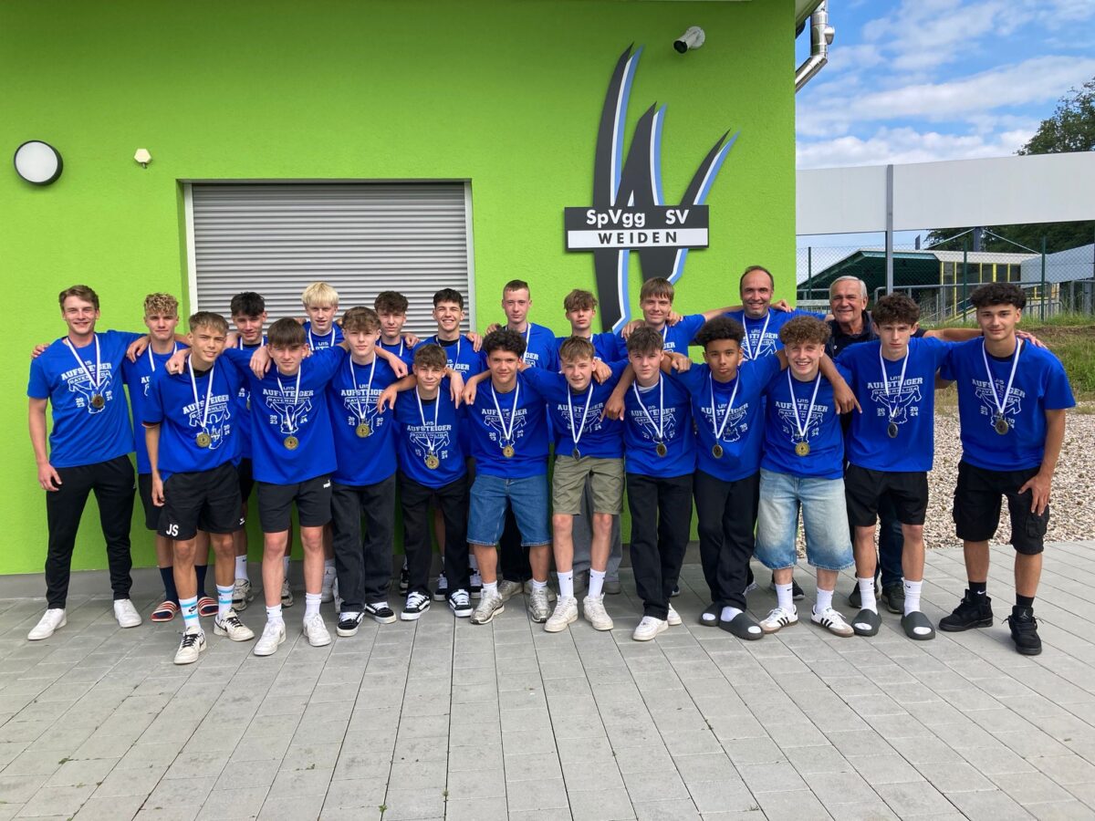 U 15 der SpVgg SV Weiden feiert Rückkehr in die Fußball-Bayernliga