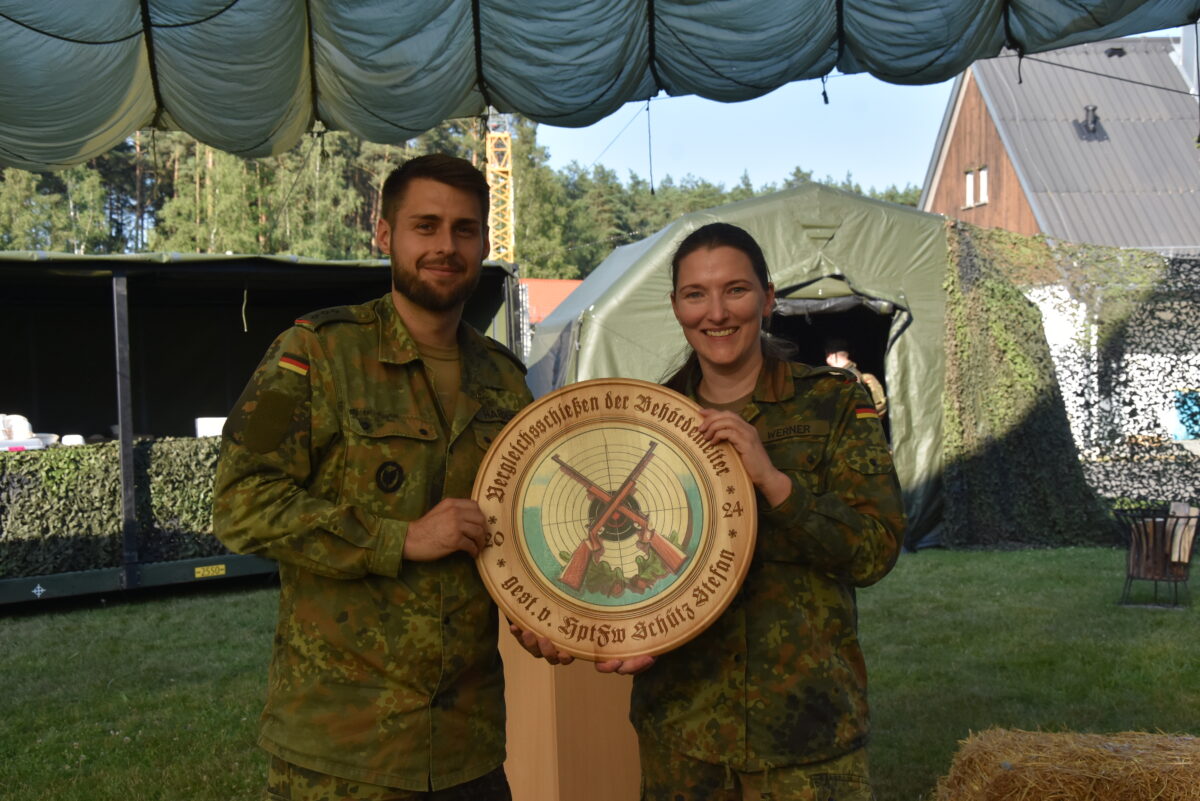 Die Bundeswehr lud zum Behördenleitertag mit Vergleichsschießen in Weiden